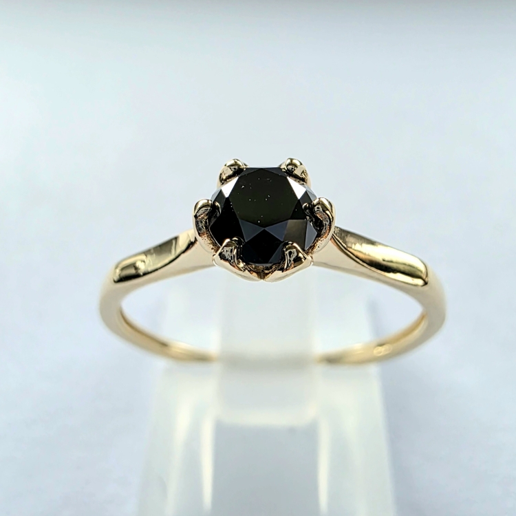 Pierścionek zaręczynowy z czarnym diamentem – ujęcie boczne – ABGOLD Baczyński