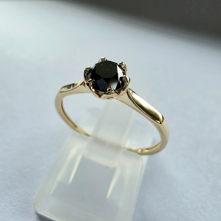 Pierścionek zaręczynowy z czarnym diamentem – ujęcie pod kątem – ABGOLD Baczyński