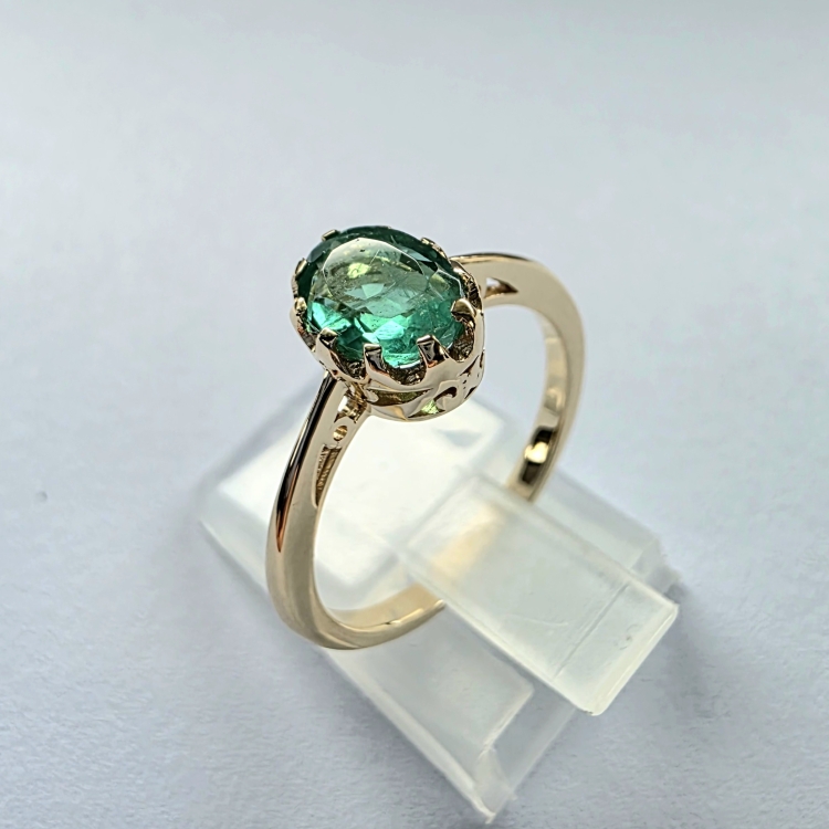 Pierścionek vintage ze szmaragdem Zambia owalnym – ujęcie pod kątem – ABGOLD Baczyński