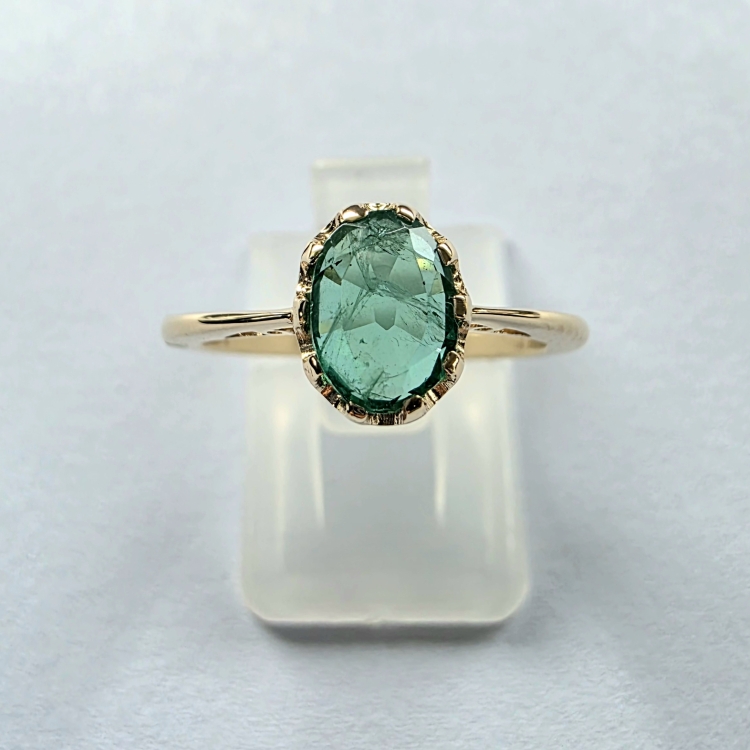 Pierścionek vintage ze szmaragdem Zambia owalnym – widok z góry – ABGOLD Baczyński