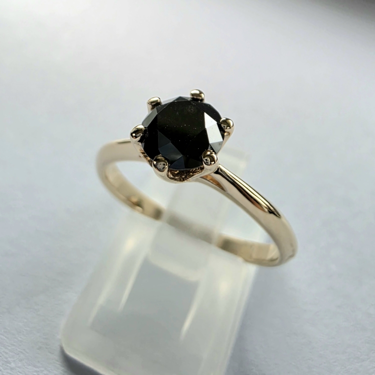 Złoty pierścionek próba 585 z czarnym diamentem – ujęcie pod kątem – ABGOLD Baczyński