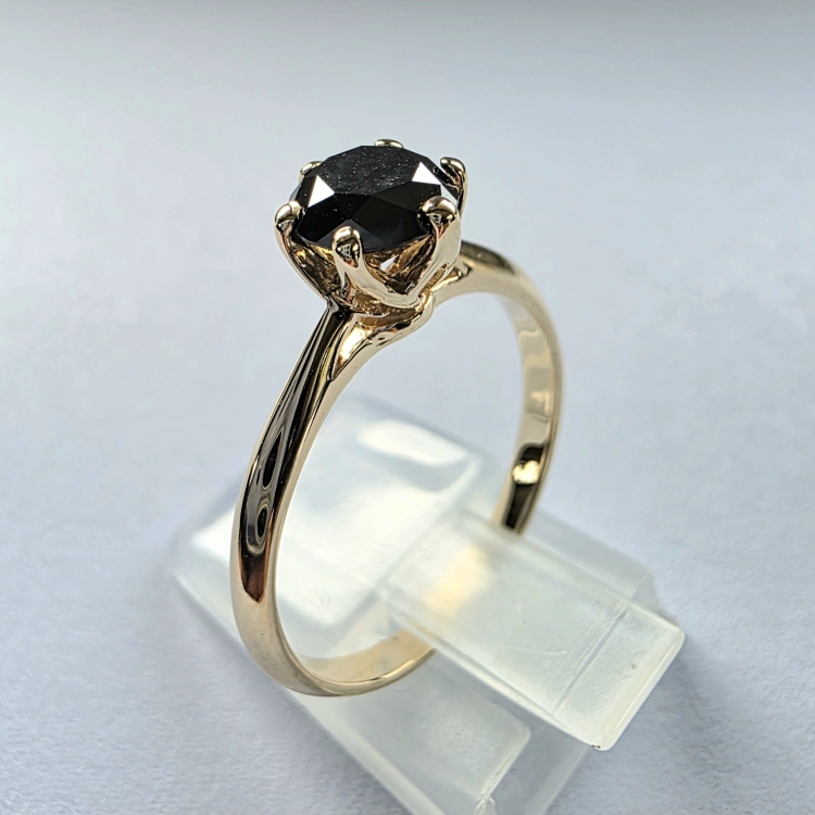 Złoty pierścionek próba 585 z czarnym diamentem – detal oprawy – ABGOLD Baczyński