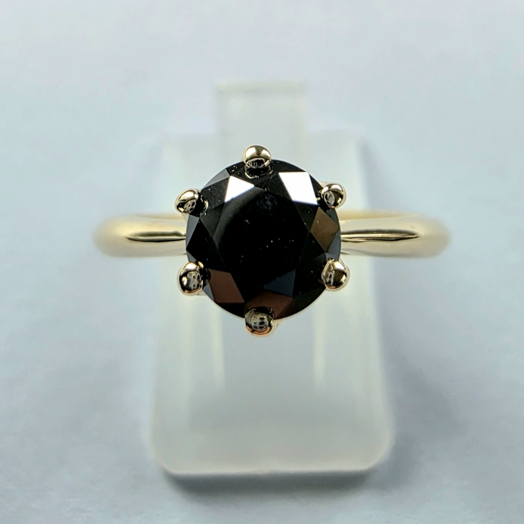 Złoty pierścionek próba 585 z czarnym diamentem – ujęcie boczne – ABGOLD Baczyński