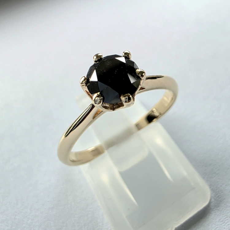 Złoty pierścionek próba 585 z czarnym diamentem – widok z góry – ABGOLD Baczyński