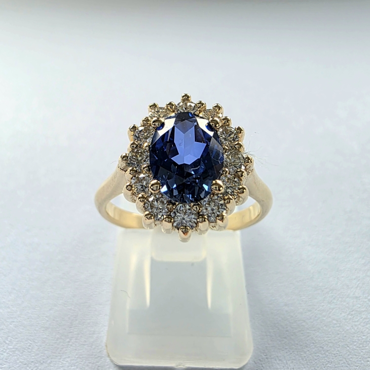 Pierścionek zaręczynowy z diamentami i szafirem – detal kamienia – ABGOLD Baczyński