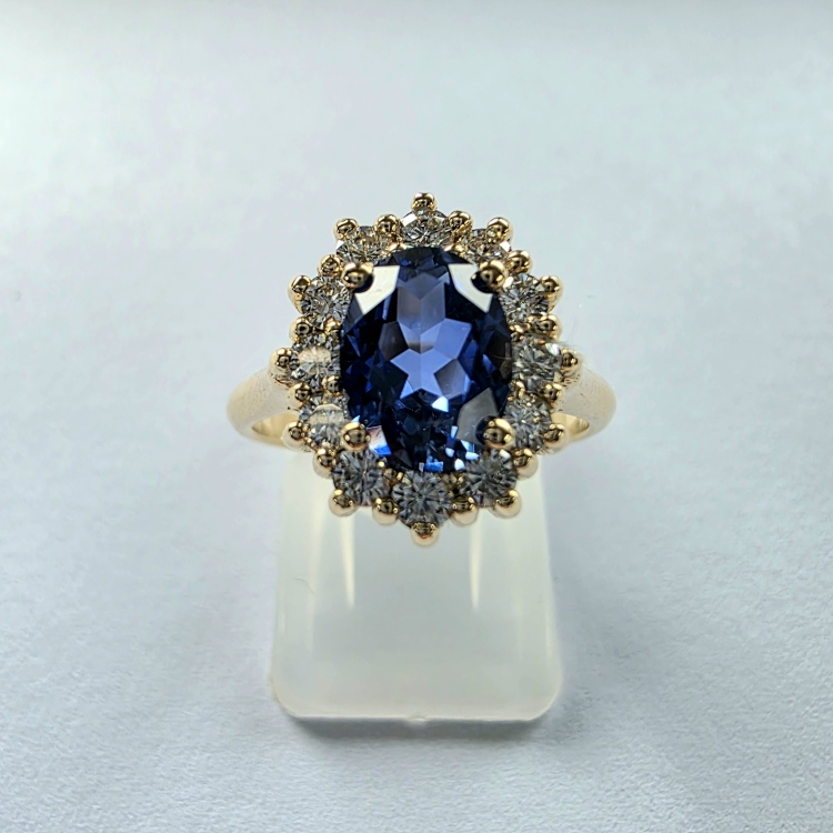 Pierścionek zaręczynowy z diamentami i szafirem – widok z góry – ABGOLD Baczyński