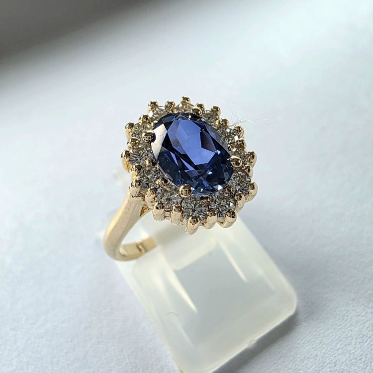 Pierścionek z żółtego złota próba 585 z szafirem i moissanitami – widok frontalny – ABGOLD Baczyński