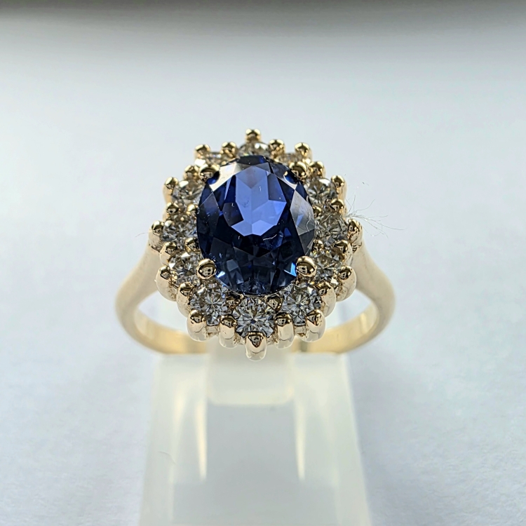 Pierścionek z żółtego złota próba 585 z szafirem i moissanitami – widok frontalny na ekspozytorze – ABGOLD Baczyński