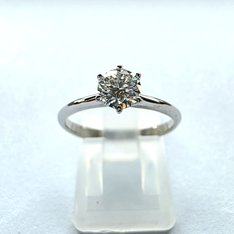 Pierścionek zaręczynowy z naturalnym diamentem białe złoto 585 – widok frontalny – ABGOLD Baczyński