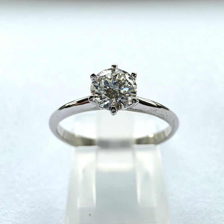 Pierścionek zaręczynowy z naturalnym diamentem białe złoto 585 – ujęcie pod kątem – ABGOLD Baczyński