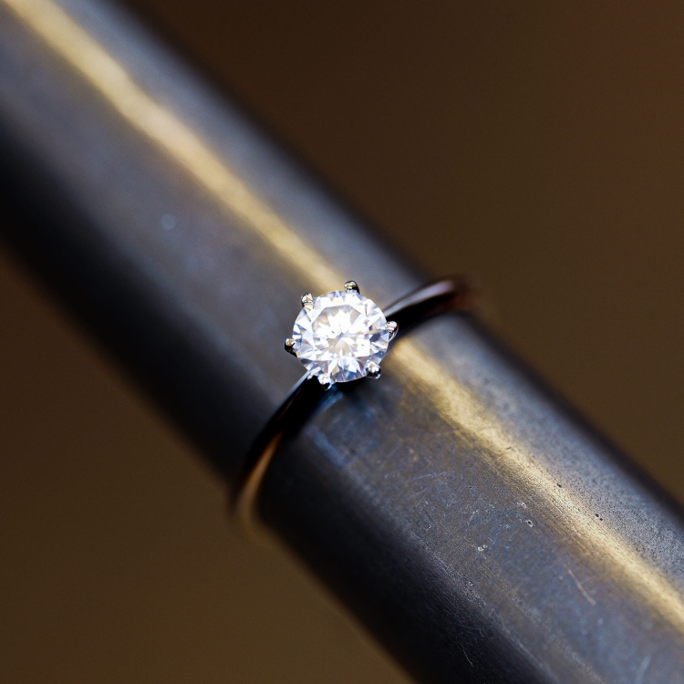 Pierścionek zaręczynowy z naturalnym diamentem białe złoto 585 – rygiel jubilerski – ABGOLD Baczyński