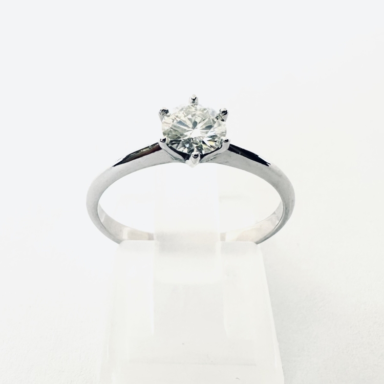 Pierścionek zaręczynowy z naturalnym diamentem białe złoto 585 – detal korony – ABGOLD Baczyński