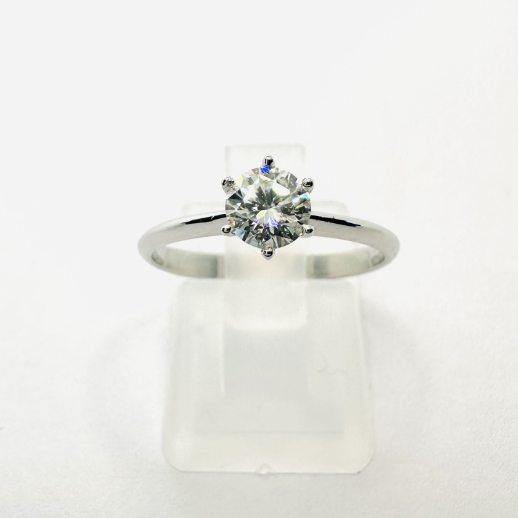 Pierścionek zaręczynowy z naturalnym diamentem białe złoto 585 – widok z góry (inne ujęcie) – ABGOLD Baczyński