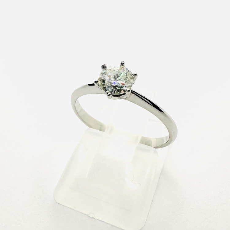 Pierścionek zaręczynowy z naturalnym diamentem białe złoto 585 – ujęcie pod kątem (inne ujęcie) – ABGOLD Baczyński