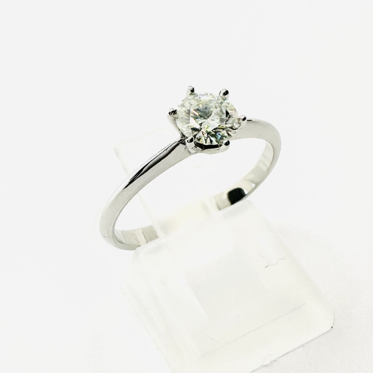 Pierścionek zaręczynowy z naturalnym diamentem białe złoto 585 – profil pierścionka (inne ujęcie) – ABGOLD Baczyński