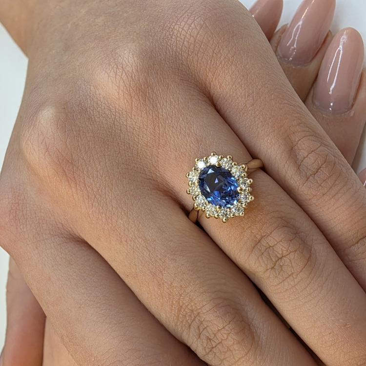 Pierścionek zaręczynowy z diamentami i szafirem – na dłoni – ABGOLD Baczyński