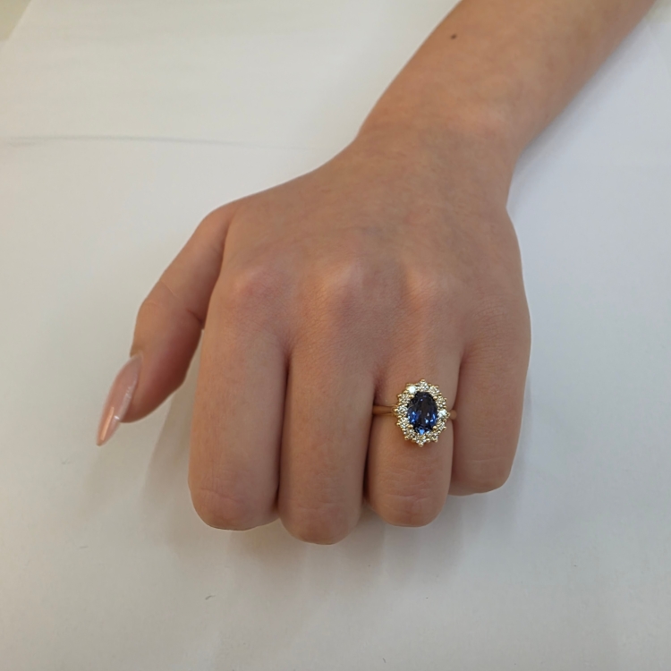 Pierścionek zaręczynowy z diamentami i szafirem – zdjęcie lifestyle – ABGOLD Baczyński