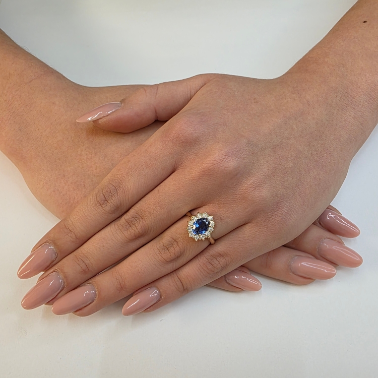 Pierścionek z żółtego złota próba 585 z szafirem i moissanitami – prezentacja na dłoniach – ABGOLD Baczyński