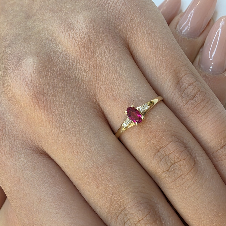 Pierścionek z rubinem i diamentami próba 585 – na dłoni – ABGOLD Baczyński