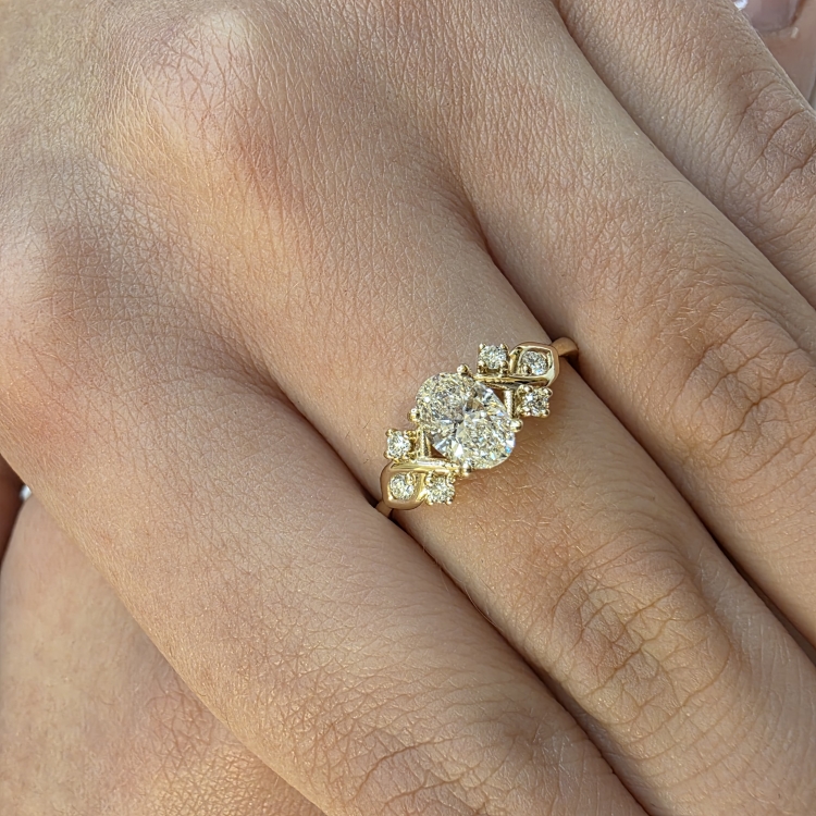 Pierścionek Vintage art deco z diamentami Lab Grown – prezentacja na dłoni – ABGOLD Baczyński