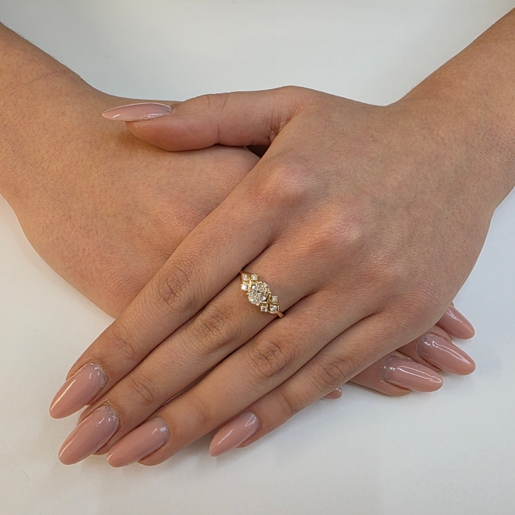 Pierścionek Vintage art deco z diamentami Lab Grown – zdjęcie na dłoni (zbliżenie) – ABGOLD Baczyński