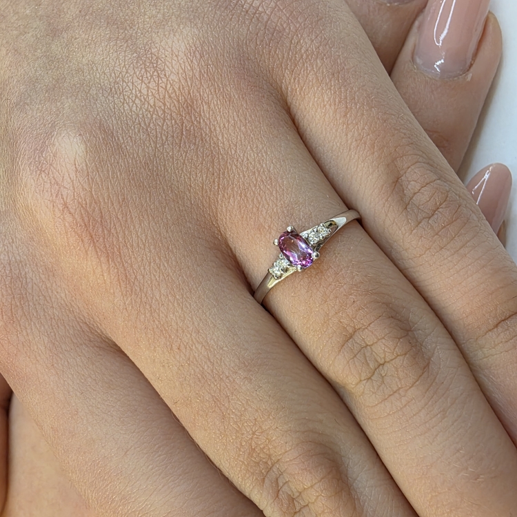 Pierścionek zaręczynowy z diamentami i różowym topazem – na dłoni – ABGOLD Baczyński