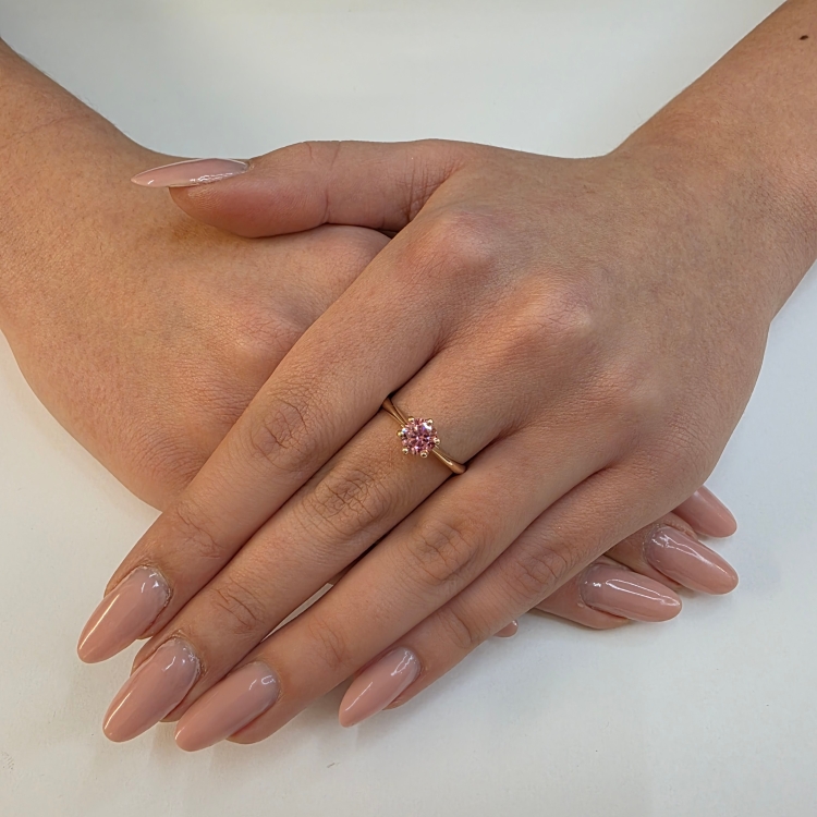 Pierścionek zaręczynowy z żółtego złota próba 585 z różowym moissanitem 0,80 ct – na dłoni – ABGOLD Baczyński