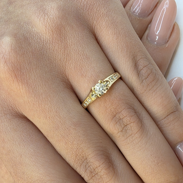 Pierścionek zaręczynowy złoto 585 z diamentami – na dłoni – ABGOLD Baczyński