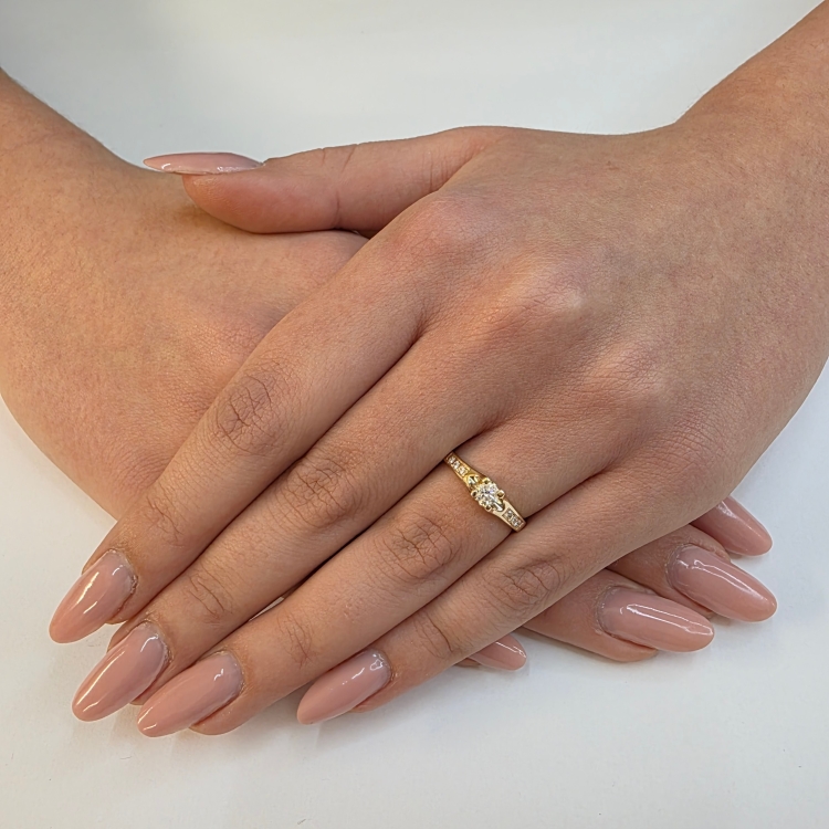 Pierścionek zaręczynowy złoto 585 z diamentami – na dłoni z bliska – ABGOLD Baczyński