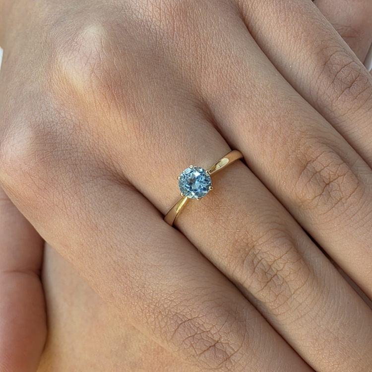 Pierścionek zaręczynowy z topazem próba 585 – na dłoni – ABGOLD Baczyński