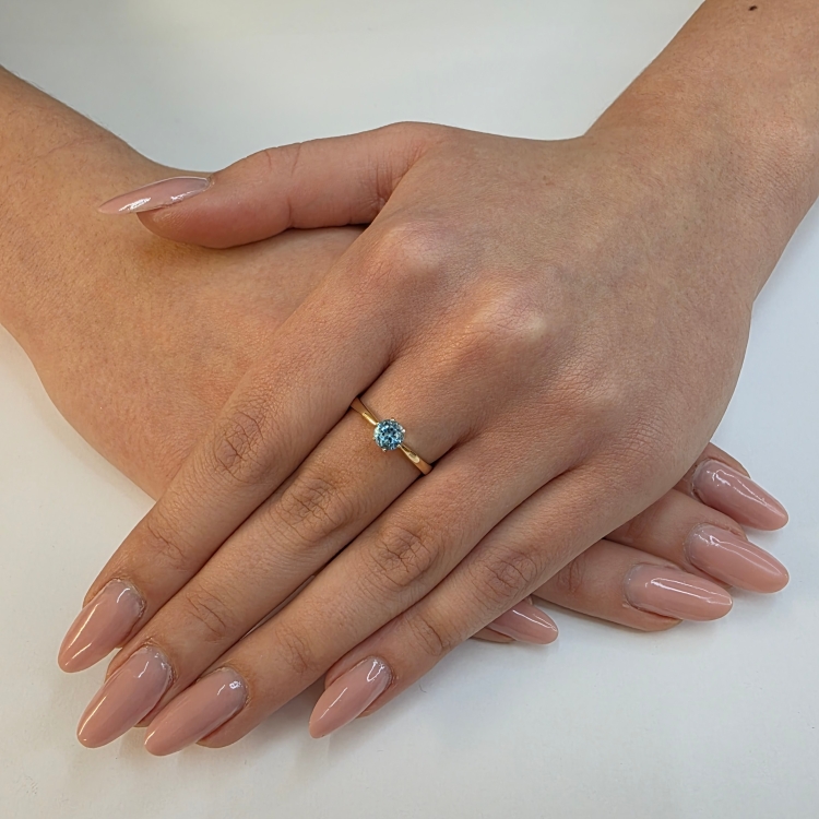 Pierścionek zaręczynowy z topazem próba 585 – na dłoni – ABGOLD Baczyński