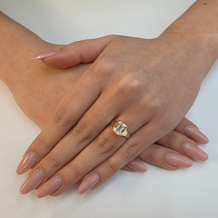 Złoty pierścionek próba 585 z białym topazem – na dłoni z bliska – ABGOLD Baczyński