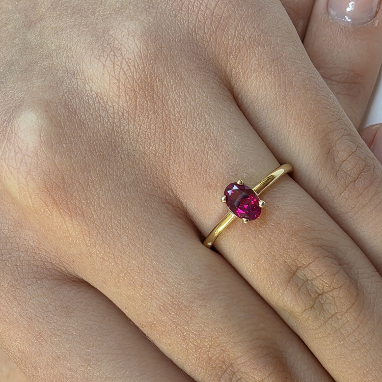 Złoty pierścionek z rubinem 585 – na dłoni – ABGOLD Baczyński