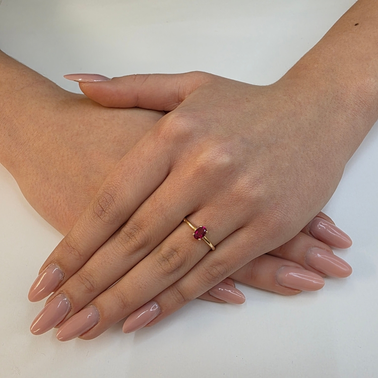 Pierścionek złoty 585 z rubinem – zdjęcie lifestyle – ABGOLD Baczyński