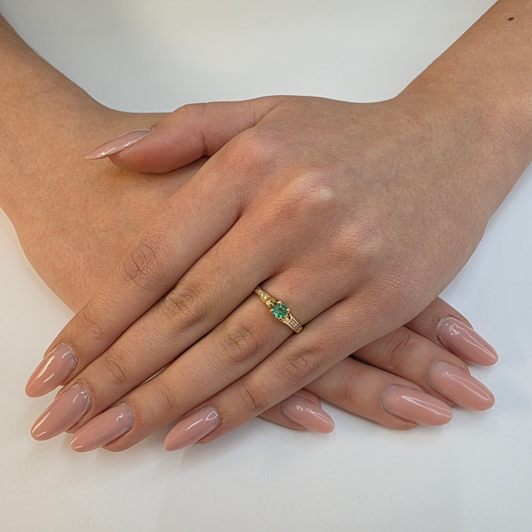 Pierścionek zaręczynowy z szmaragdem i diamentami – na dłoni – ABGOLD Baczyński