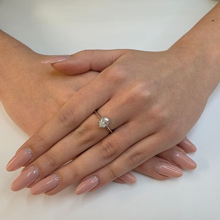 Pierścionek vintage art deco z białego złota próba 585 z owalnym moissanitem – na dłoni – ABGOLD Baczyński