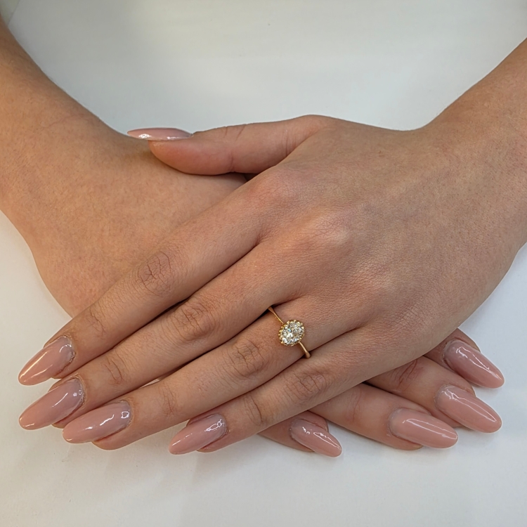 Pierścionek zaręczynowy z żółtego złota próba 585 z owalnym moissanitem – na dłoni – ABGOLD Baczyński