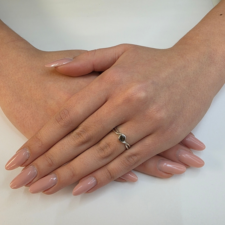 Pierścionek zaręczynowy z czarnym diamentem – zdjęcie lifestyle – ABGOLD Baczyński