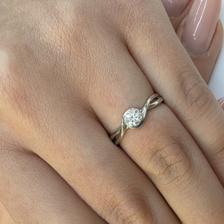 Pierścionek zaręczynowy złoto 585 z diamentem – na dłoni – ABGOLD Baczyński