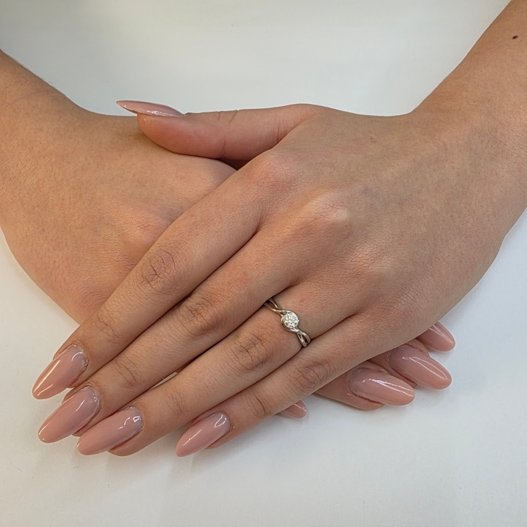 Pierścionek zaręczynowy z białego złota próba 585 z moissanitem 0,25 ct – na dłoni – ABGOLD Baczyński