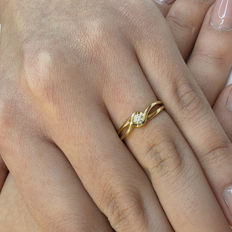 Pierścionek zaręczynowy z żółtego złota próba 585 z moissanitem 0,25 ct – zbliżenie na dłoni – ABGOLD Baczyński