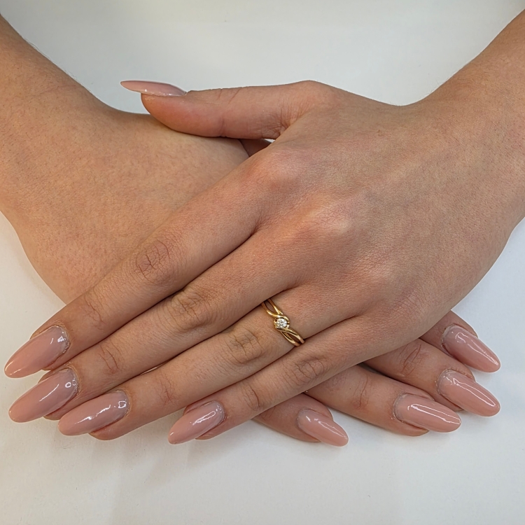 Pierścionek zaręczynowy z żółtego złota próba 585 z moissanitem 0,25 ct – na dłoni – ABGOLD Baczyński