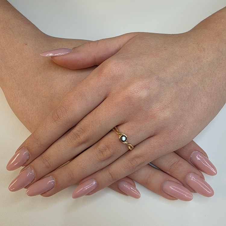 Pierścionek zaręczynowy z czarnym diamentem – zdjęcie lifestyle – ABGOLD Baczyński