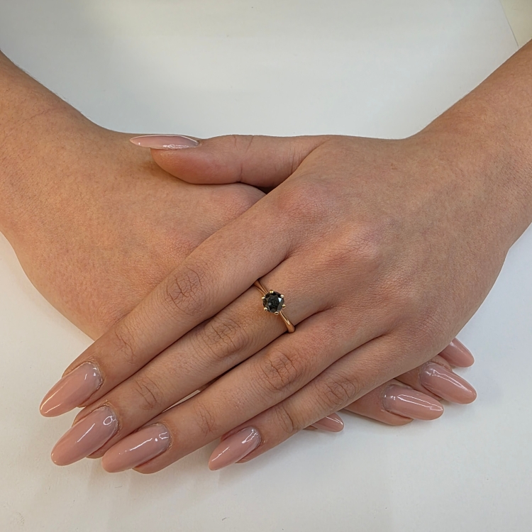 Złoty pierścionek próba 585 z czarnym diamentem – zdjęcie lifestyle – ABGOLD Baczyński