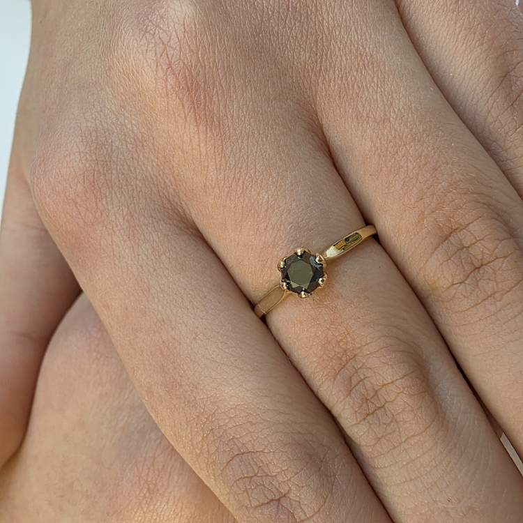 Pierścionek zaręczynowy z czarnym diamentem – na dłoni – ABGOLD Baczyński