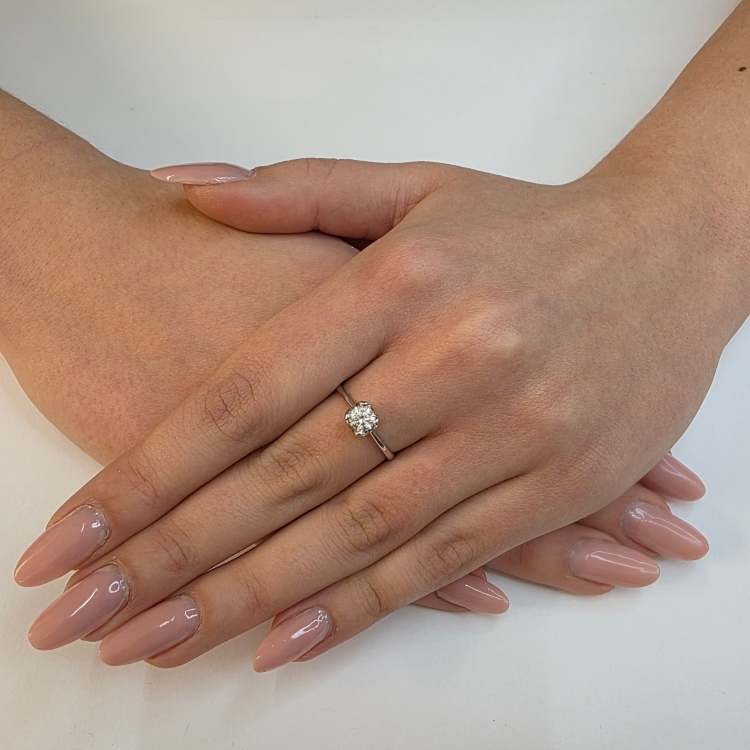 Pierścionek zaręczynowy białe złoto 585 z diamentem – na dłoni – ABGOLD Baczyński