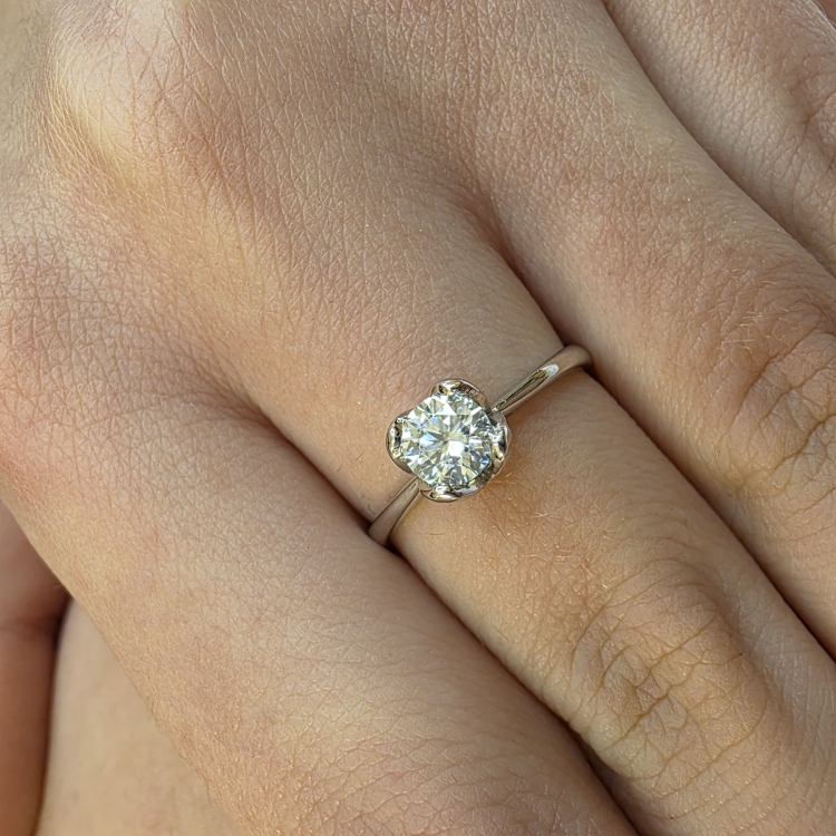 Pierścionek zaręczynowy z białego złota próba 585 z moissanitem 0,50 ct – zbliżenie na dłoni – ABGOLD Baczyński