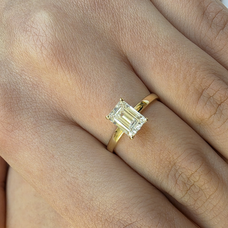 Pierścionek z żółtego złota próba 585 z moissanitem Emerald 2,0 ct VVS1 D – zbliżenie na dłoni – ABGOLD Baczyński