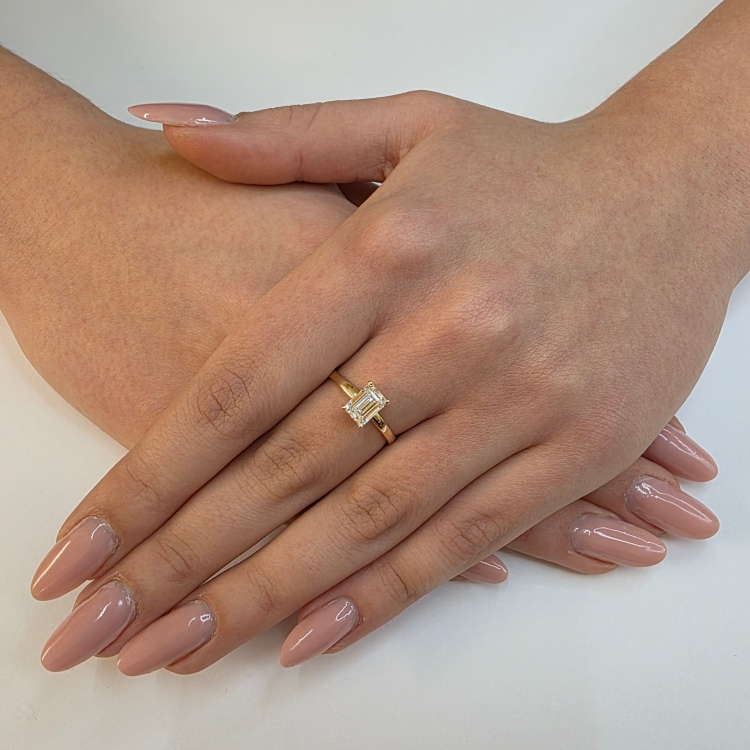 Pierścionek z żółtego złota próba 585 z moissanitem Emerald 2,0 ct VVS1 D – na dłoni – ABGOLD Baczyński