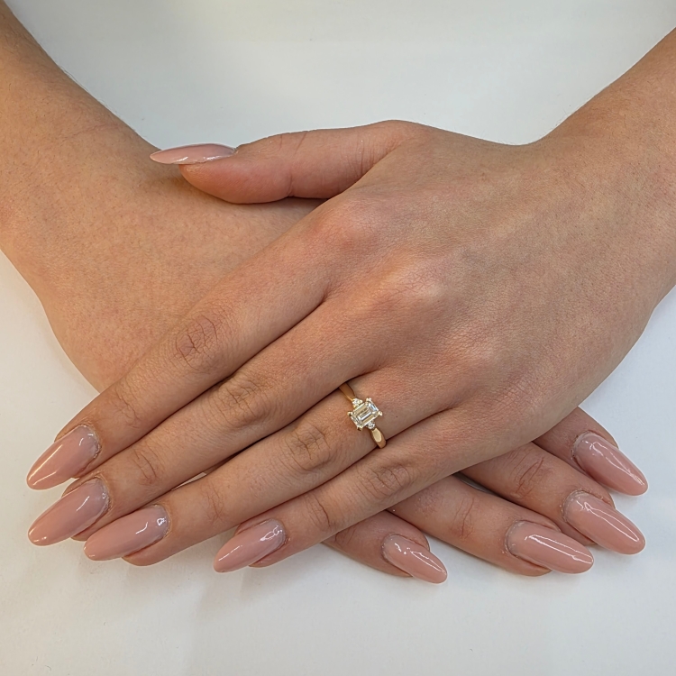 Złoty pierścionek próba 585 z diamentem emerald ok. 0,76 ct – na dłoni z bliska – ABGOLD Baczyński